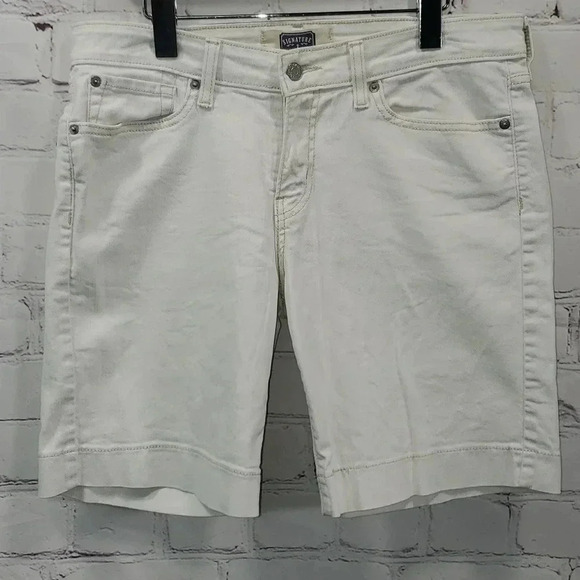 Signature Levi’s Off White Jean Shorts Size 12 - Picture 1 of 13